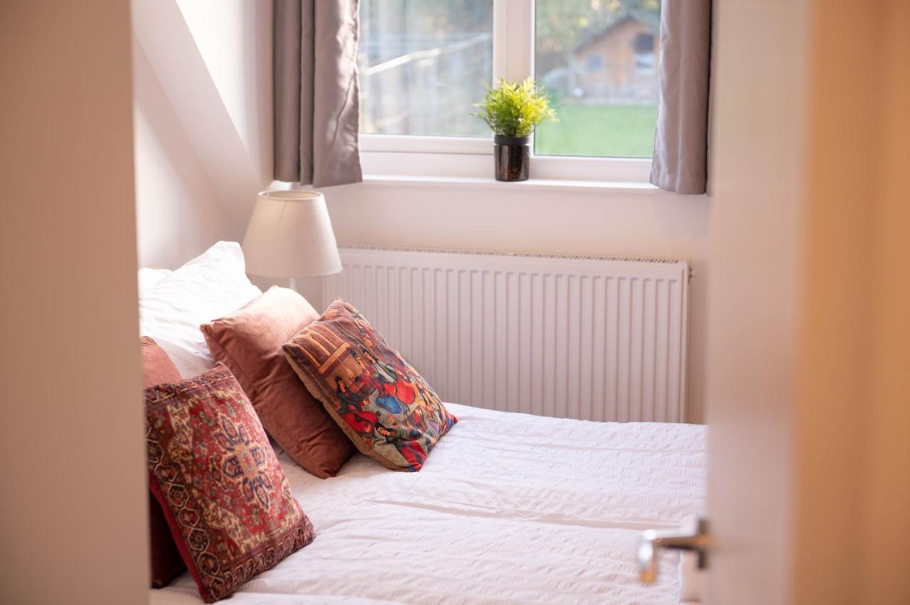 Walnut Flats: Cozy 2-Bedroom Near Oxford with Netflix & Parking Kidlington Exterior photo